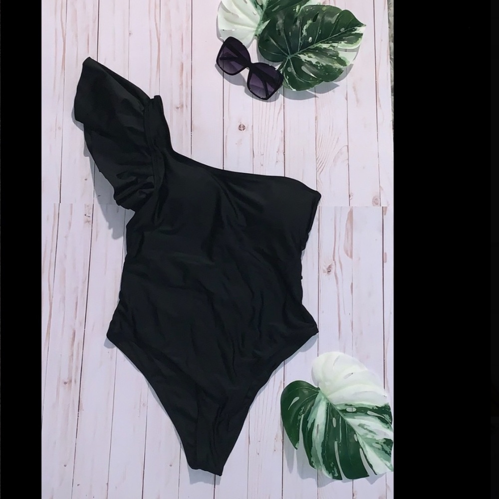 Chic black one piece swimsuit ☀️🕶
